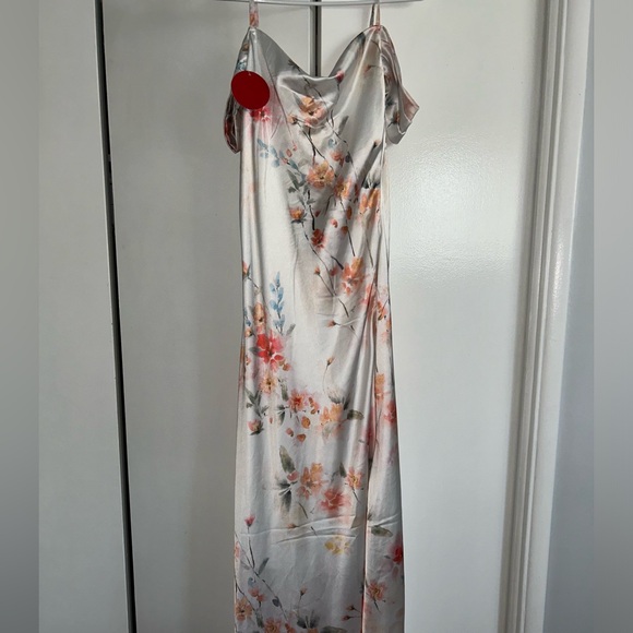Hope & Ivy Ivory Floral Dress NWT - Picture 3 of 4